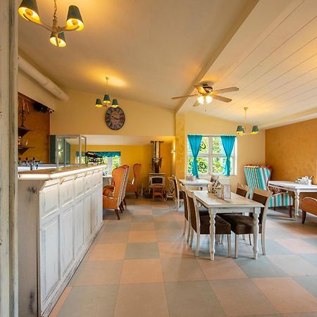 Penzion A Restauracia Lavender Motel Poprad Esterno foto