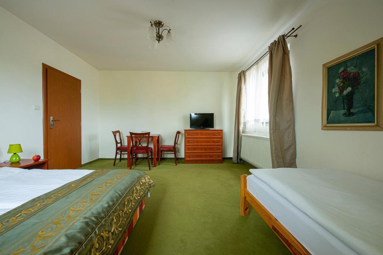 Penzion A Restauracia Lavender Motel Poprad Esterno foto