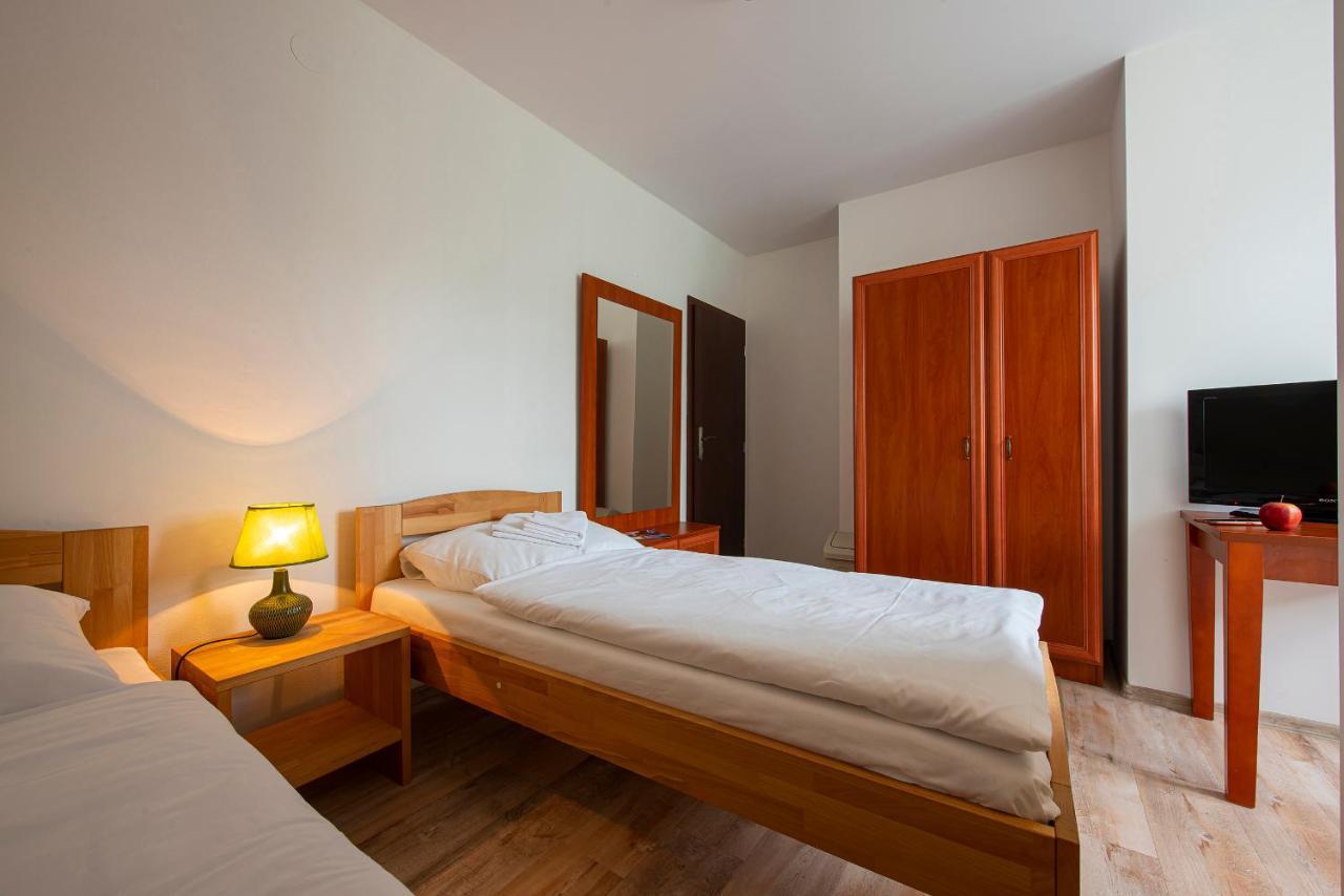 Penzion A Restauracia Lavender Motel Poprad Esterno foto