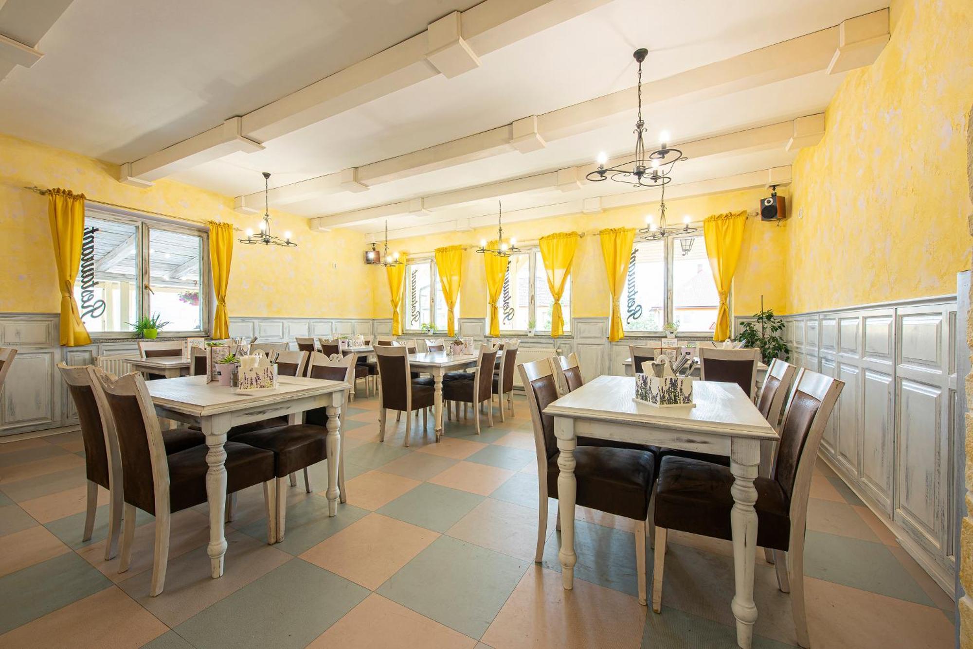 Penzion A Restauracia Lavender Motel Poprad Esterno foto