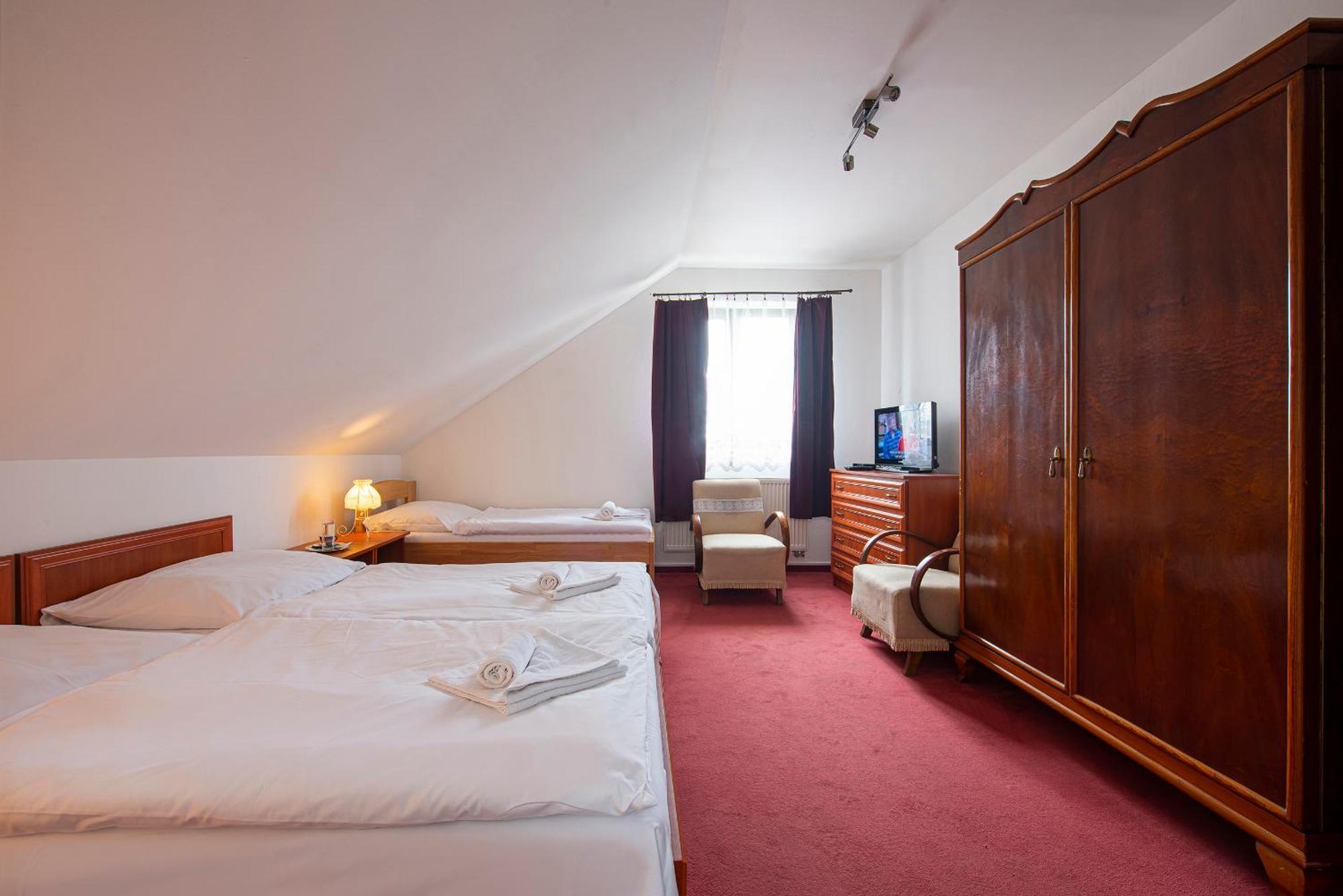Penzion A Restauracia Lavender Motel Poprad Esterno foto