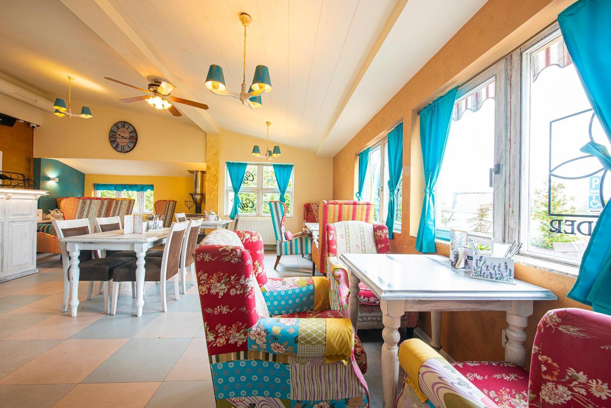 Penzion A Restauracia Lavender Motel Poprad Esterno foto