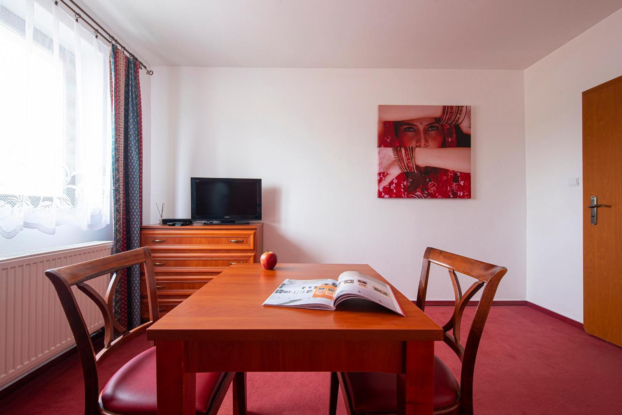 Penzion A Restauracia Lavender Motel Poprad Esterno foto