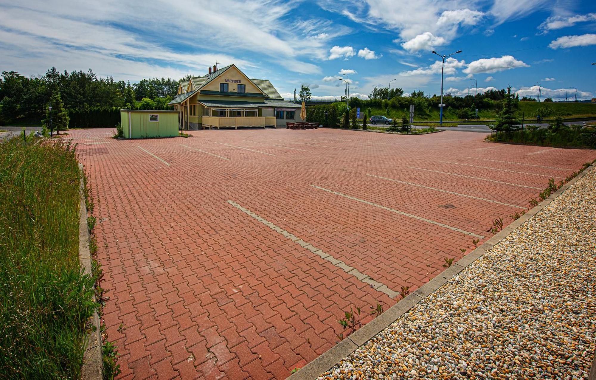 Penzion A Restauracia Lavender Motel Poprad Esterno foto