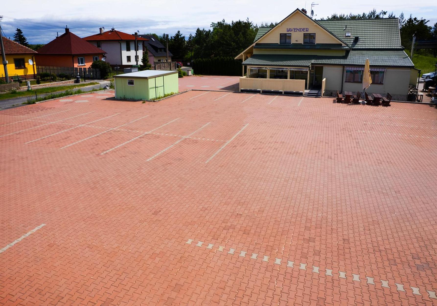 Penzion A Restauracia Lavender Motel Poprad Esterno foto