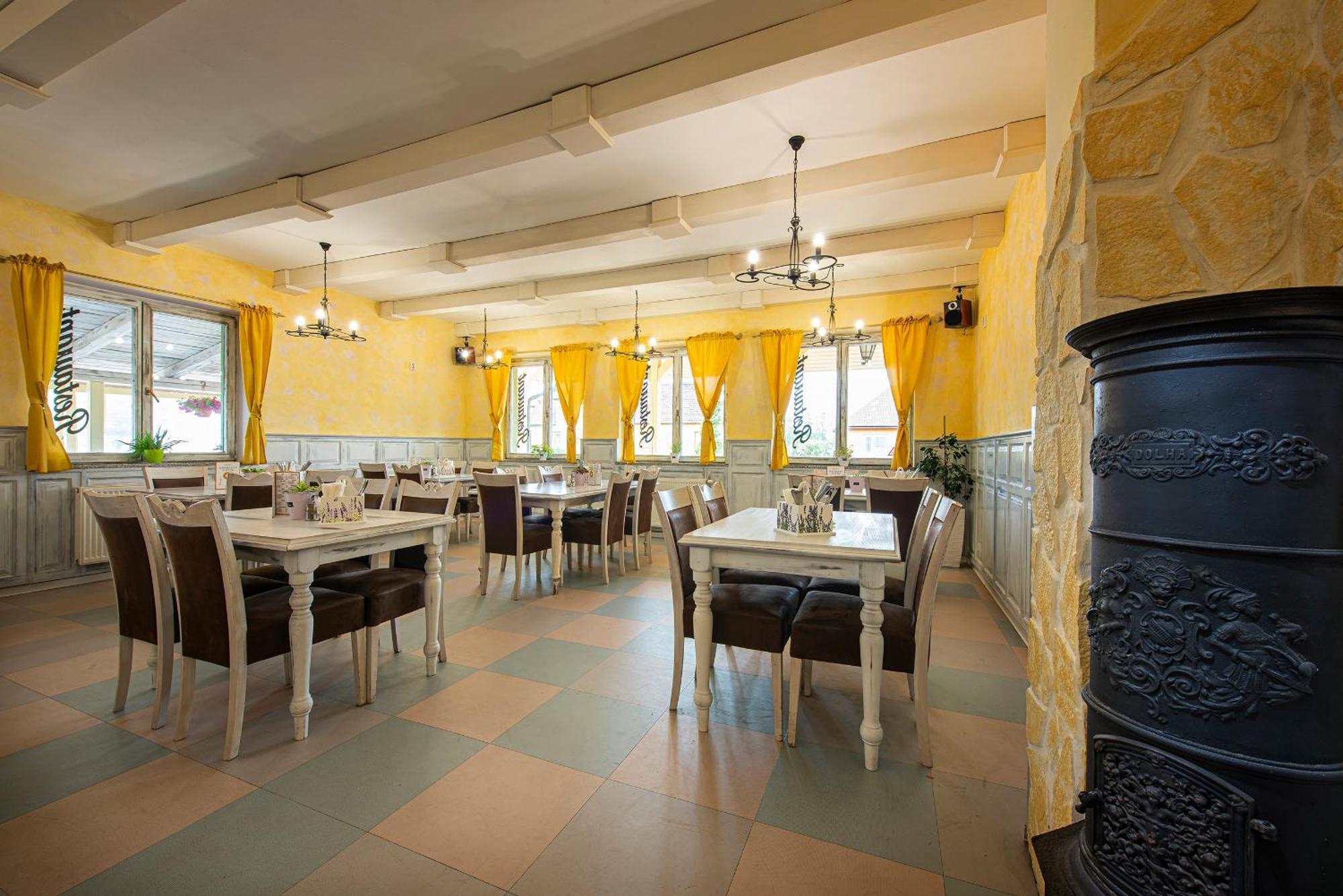 Penzion A Restauracia Lavender Motel Poprad Esterno foto