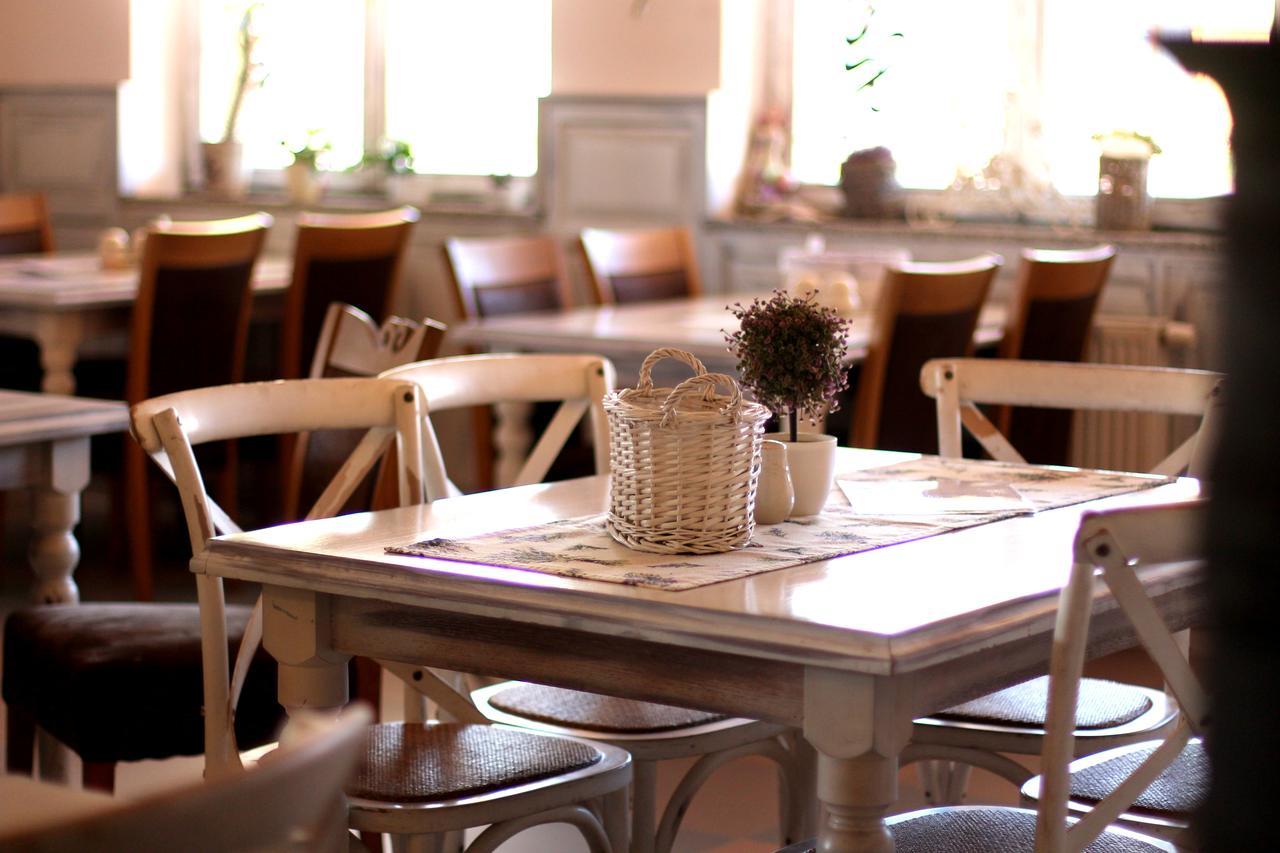 Penzion A Restauracia Lavender Motel Poprad Esterno foto
