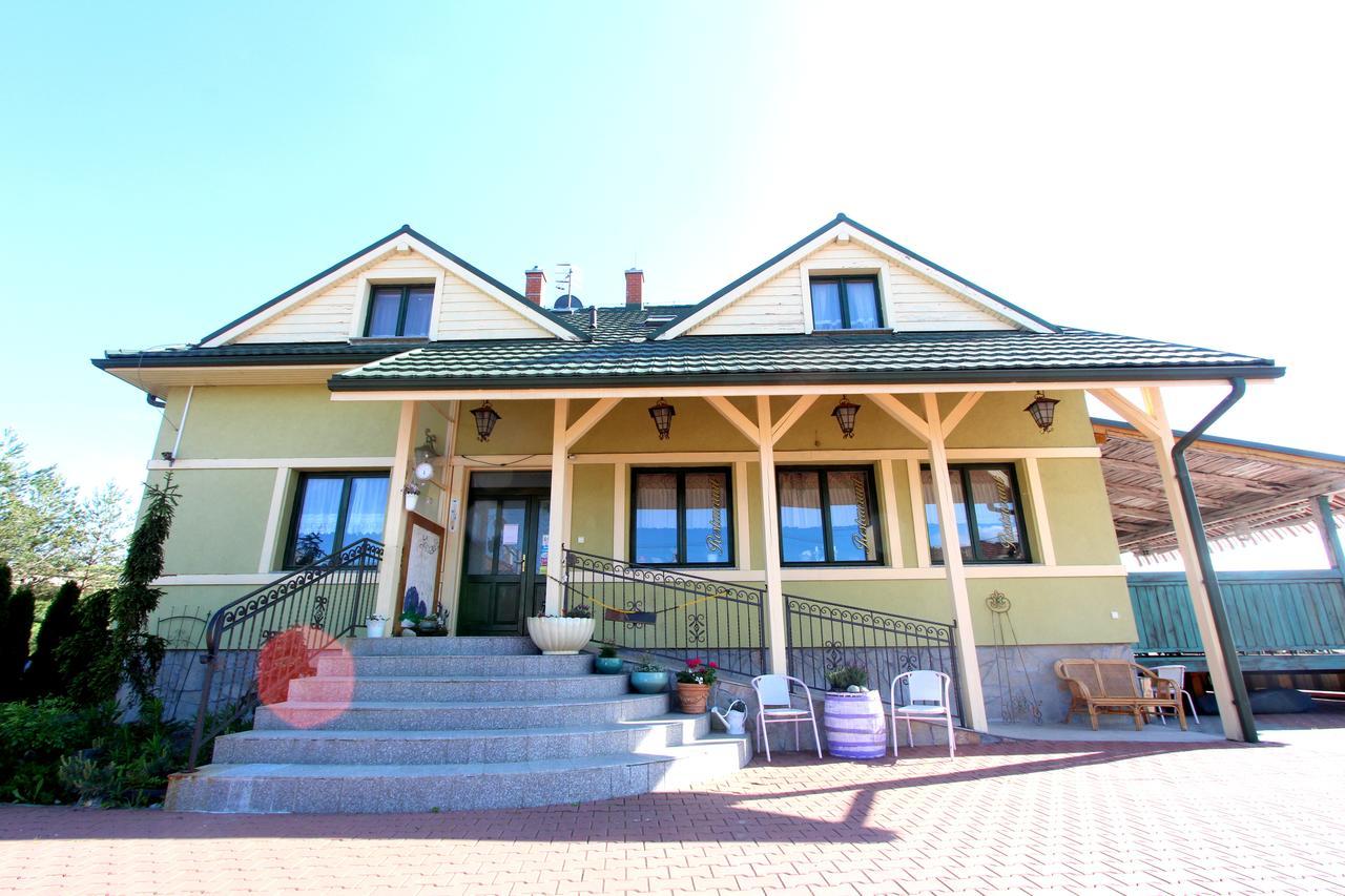 Penzion A Restauracia Lavender Motel Poprad Esterno foto
